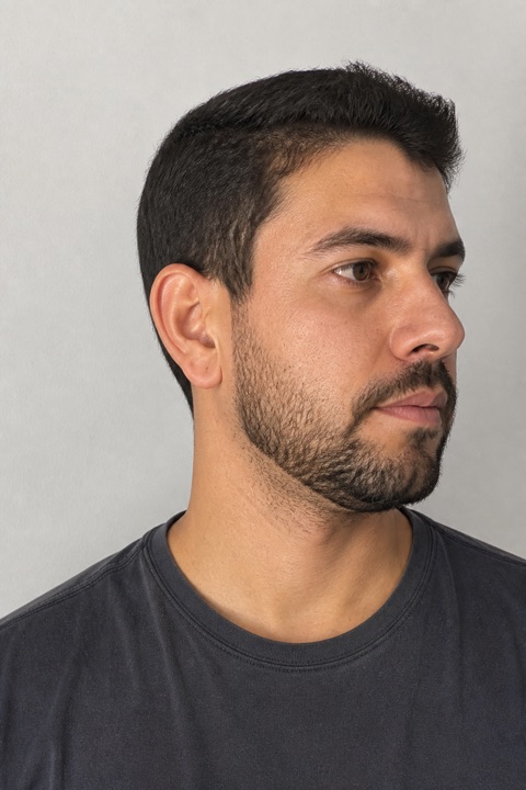 Retrato inadequado com o rosto virado de perfil