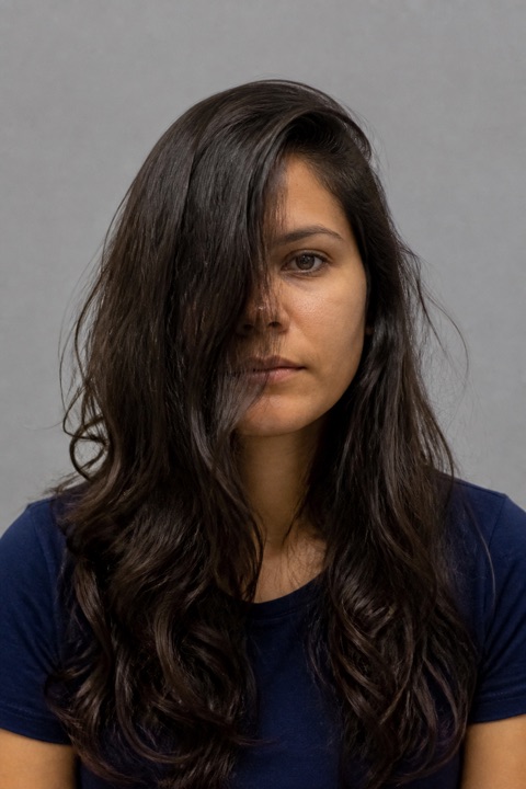 Retrato inadequado com cabelo cobrindo parte do rosto