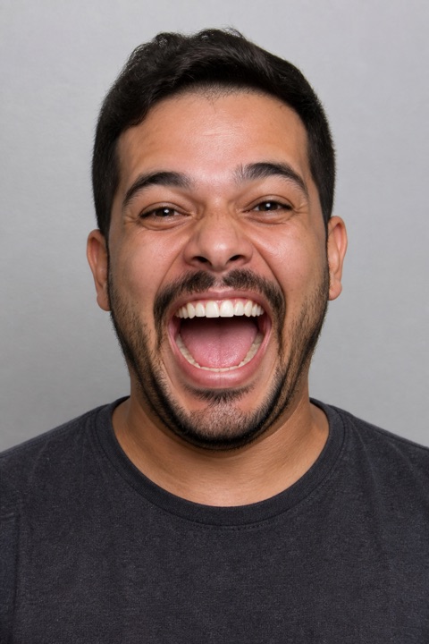 Retrato inadequado com sorriso exagerado de boca aberta