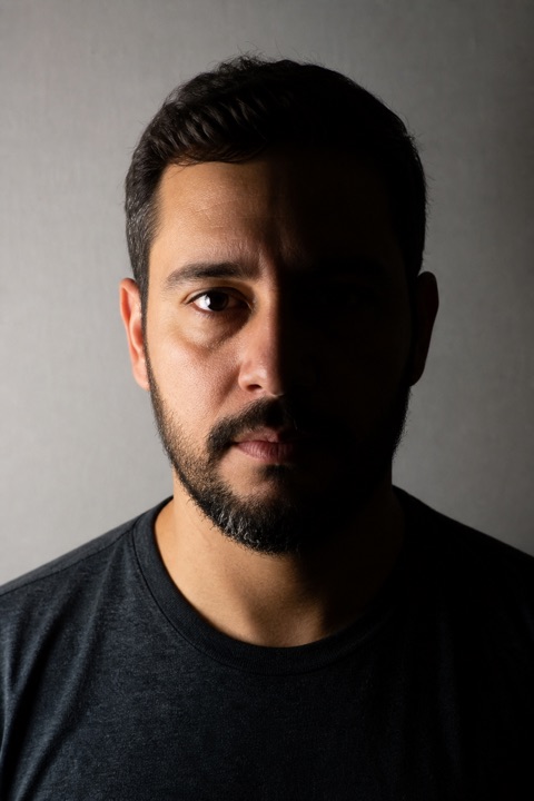 Retrato inadequado com um lado do rosto iluminado e o outro na sombra