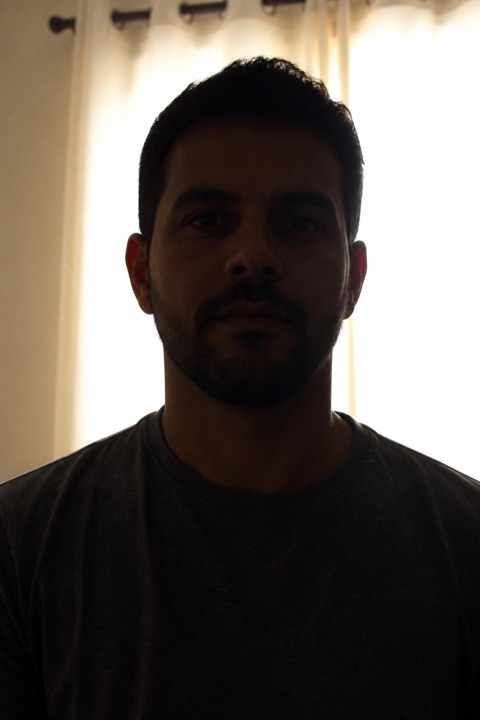 Retrato inadequado com contraluz deixando o rosto escuro