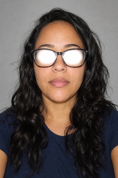 Retrato inadequado com reflexo nos óculos cobrindo os olhos