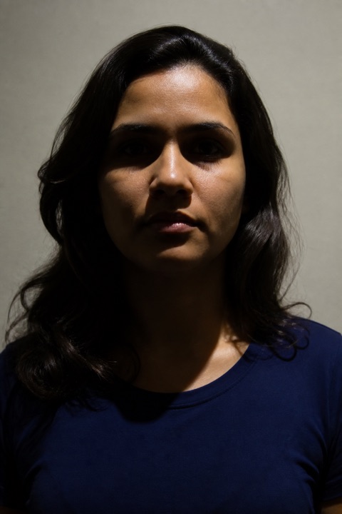 Retrato inadequado com sombras fortes no rosto